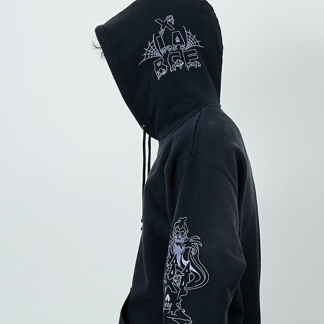 XLARGE [エクストララージ] クリーピーマンション フーデッドスウェット [101254012005] BLACK &&モデル身長：179cm 着用サイズ：L&&