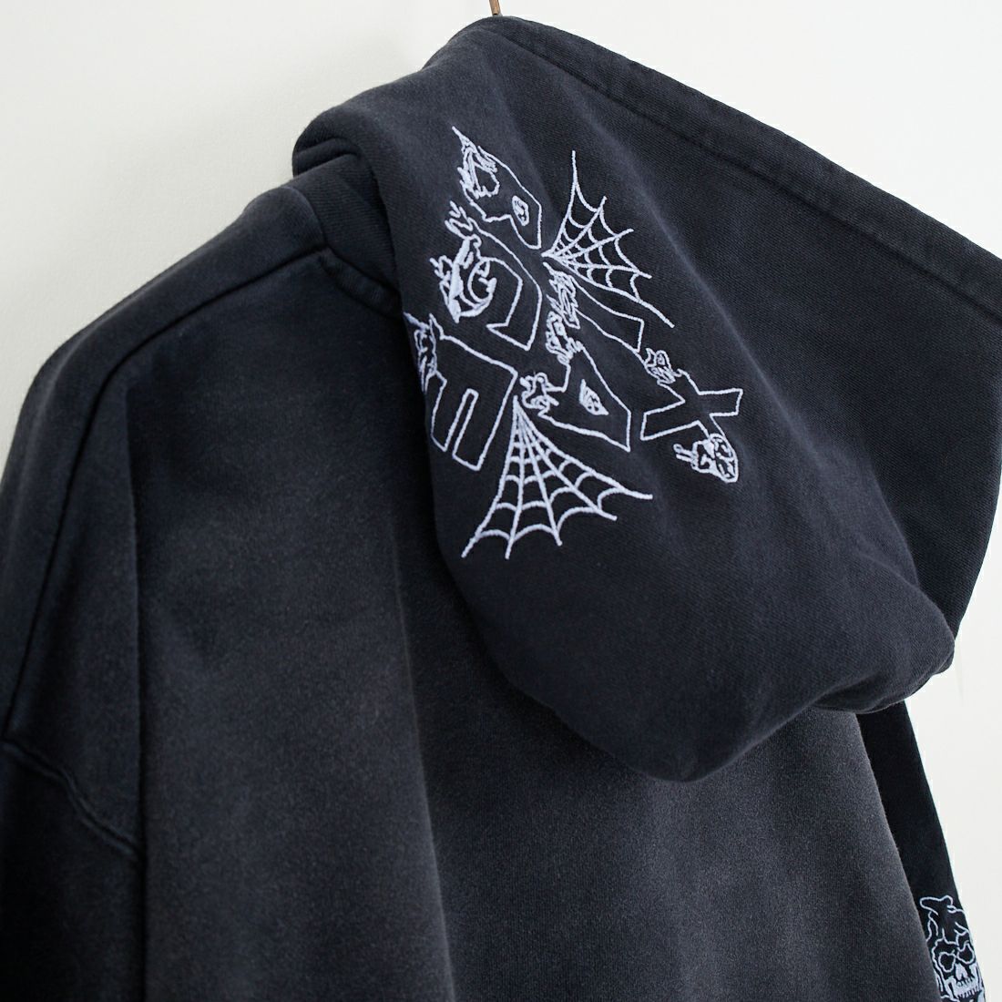 XLARGE [エクストララージ] クリーピーマンション フーデッドスウェット [101254012005] BLACK