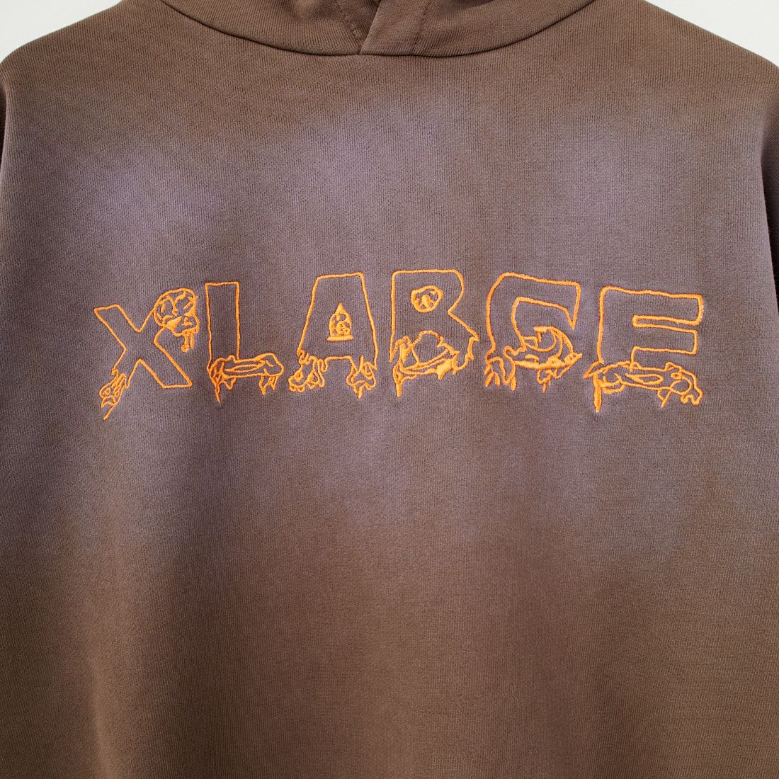 XLARGE [エクストララージ] クリーピーマンション フーデッドスウェット [101254012005] BROWN