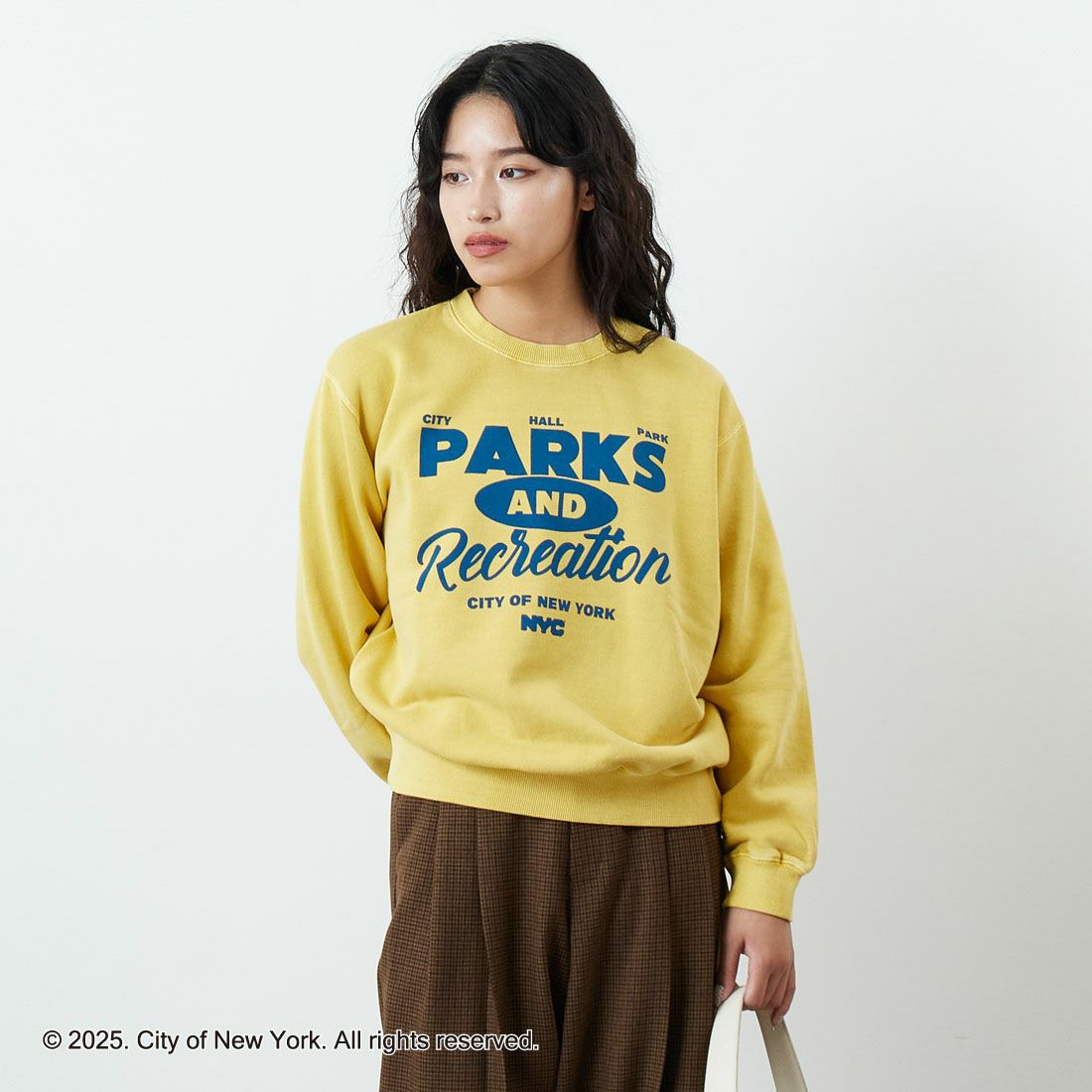 NYC × GOOD ROCK SPEED [エヌワイシー × グッドロックスピード] NYC クルーネックスウェット [25NYC207W] YELLOW &&モデル身長：162cm 着用サイズ：F&&