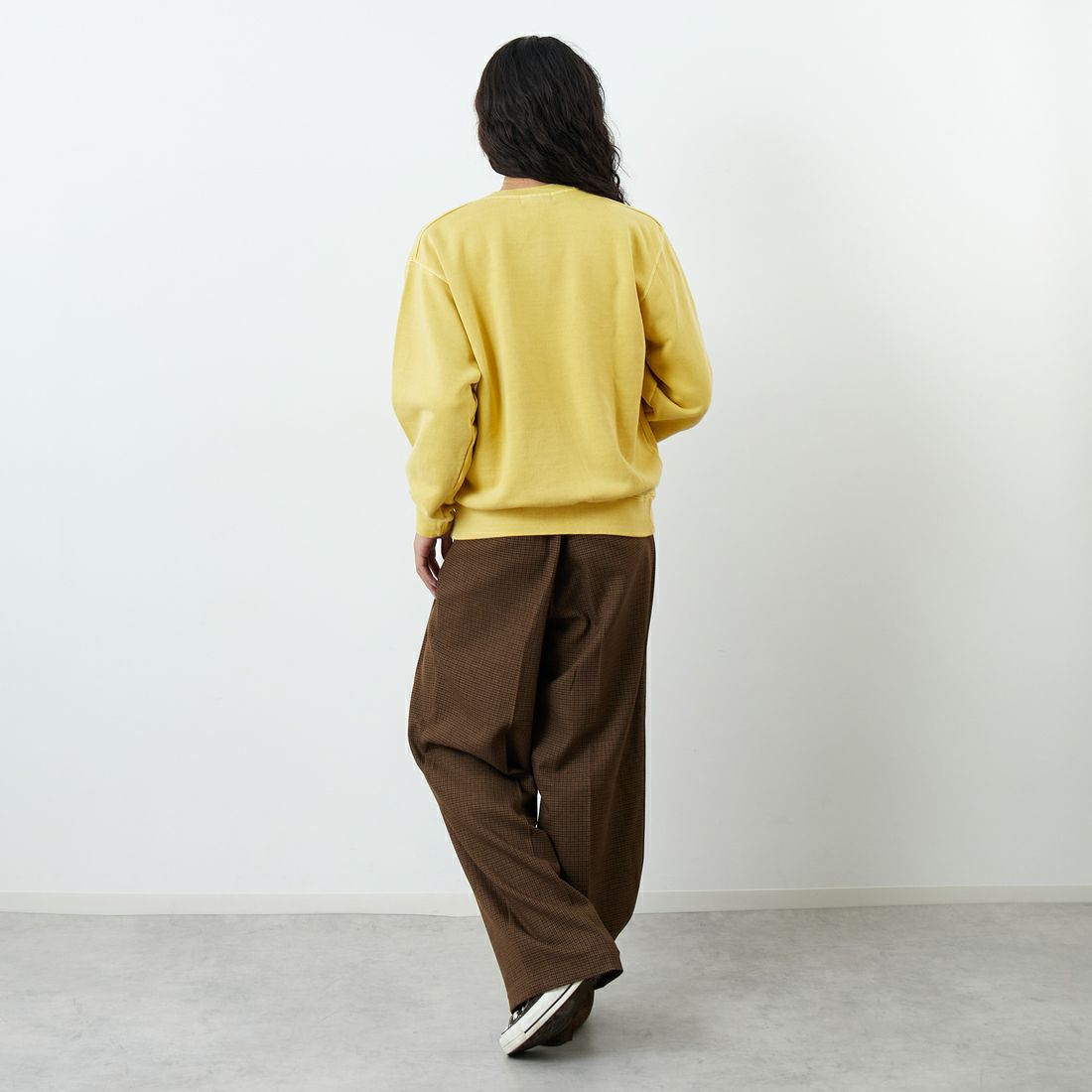 NYC × GOOD ROCK SPEED [エヌワイシー × グッドロックスピード] NYC クルーネックスウェット [25NYC207W] YELLOW &&モデル身長：162cm 着用サイズ：F&&