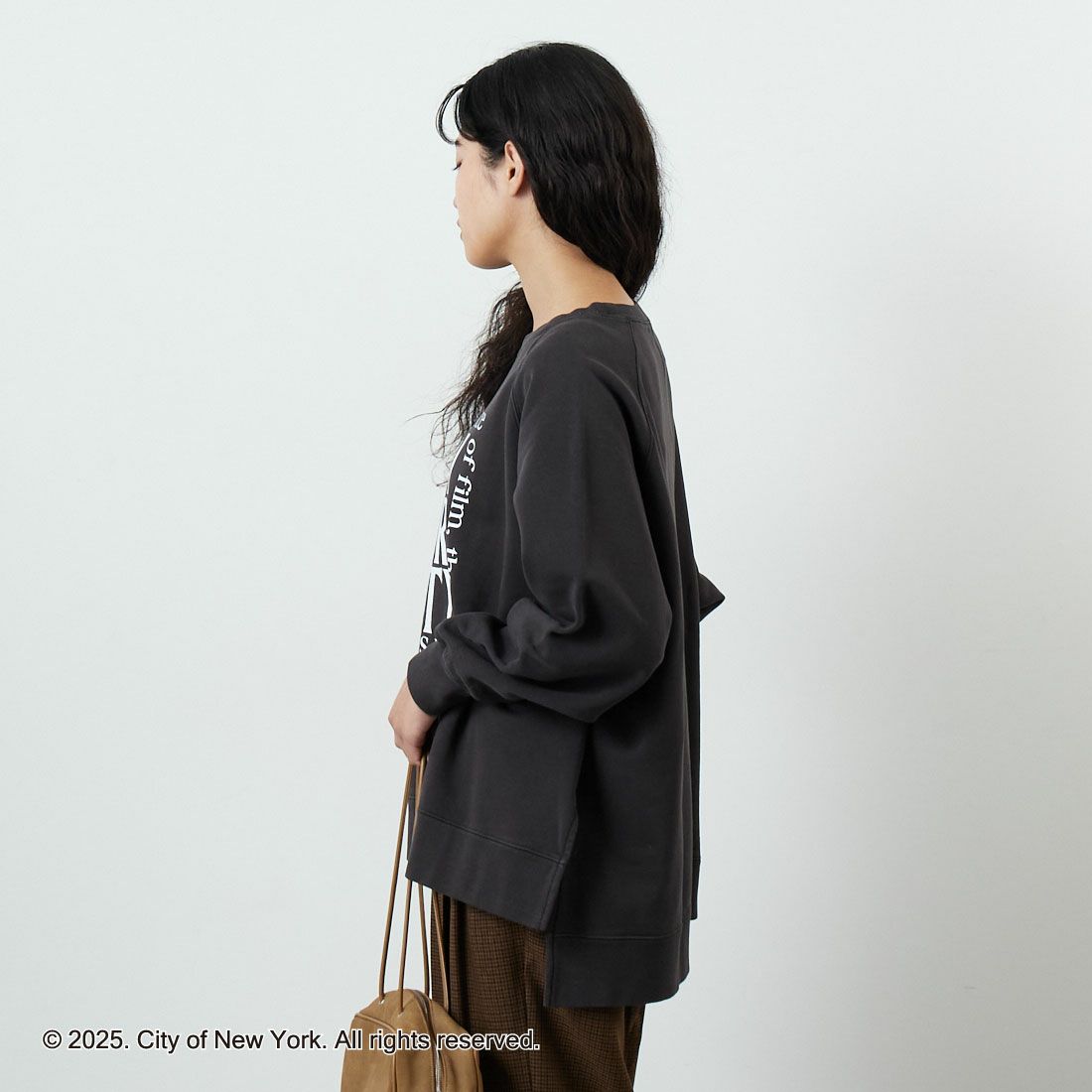 NYC × GOOD ROCK SPEED [エヌワイシー × グッドロックスピード] NYC クルーネックスウェット [25NYC210W] CHARCOAL &&モデル身長：162cm 着用サイズ：F&&