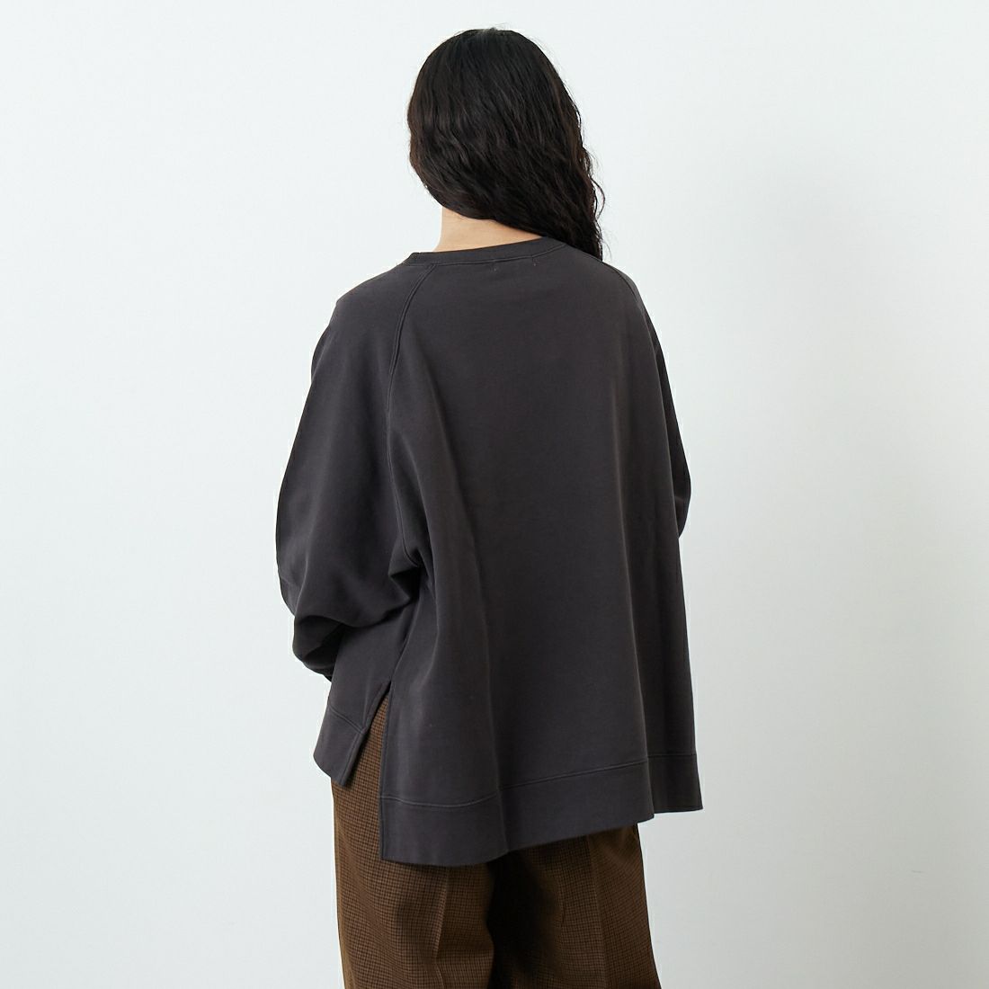 NYC × GOOD ROCK SPEED [エヌワイシー × グッドロックスピード] NYC クルーネックスウェット [25NYC210W] CHARCOAL &&モデル身長：162cm 着用サイズ：F&&