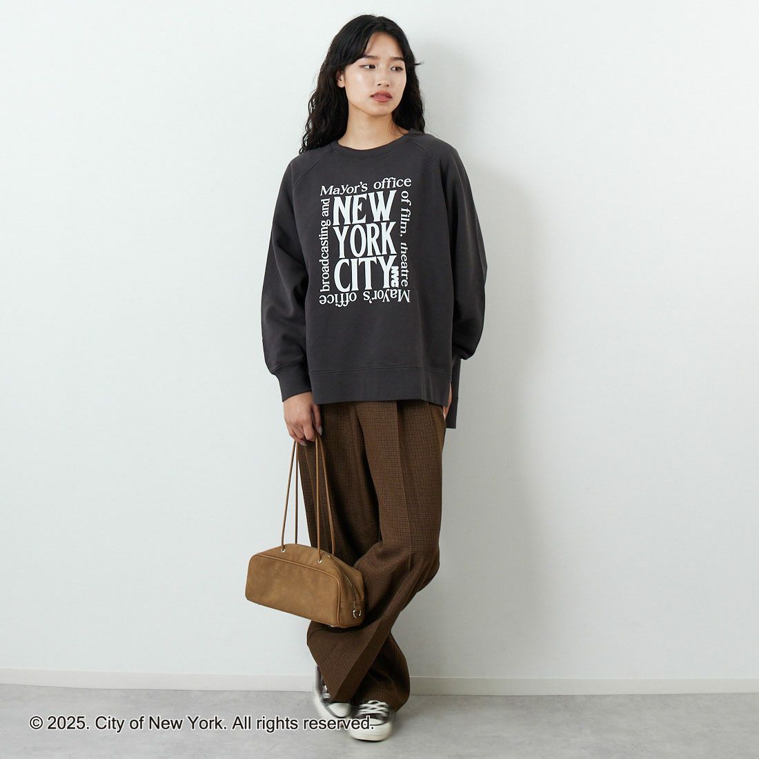 NYC × GOOD ROCK SPEED [エヌワイシー × グッドロックスピード] NYC クルーネックスウェット [25NYC210W] CHARCOAL &&モデル身長：162cm 着用サイズ：F&&