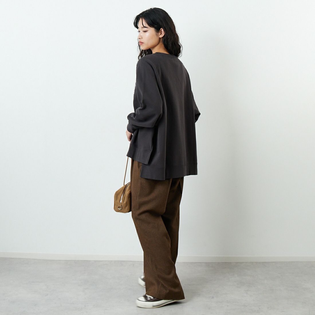 NYC × GOOD ROCK SPEED [エヌワイシー × グッドロックスピード] NYC クルーネックスウェット [25NYC210W] CHARCOAL &&モデル身長：162cm 着用サイズ：F&&