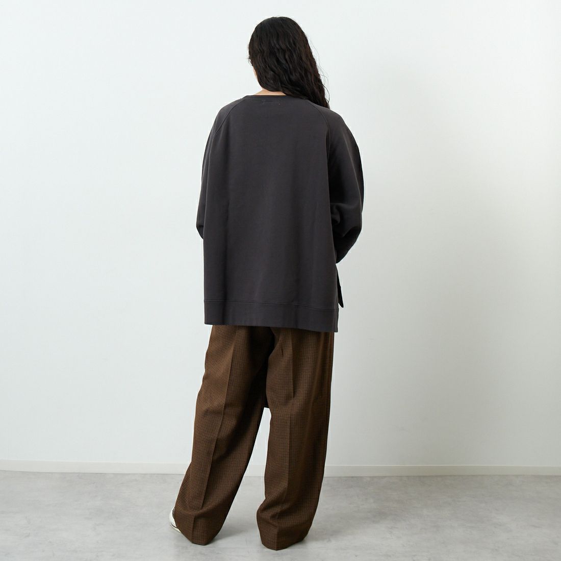 NYC × GOOD ROCK SPEED [エヌワイシー × グッドロックスピード] NYC クルーネックスウェット [25NYC210W] CHARCOAL &&モデル身長：162cm 着用サイズ：F&&