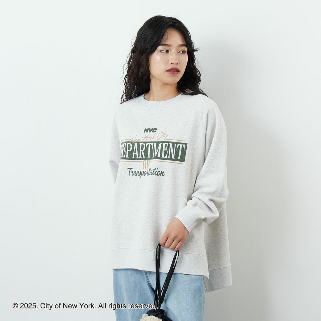 NYC × GOOD ROCK SPEED [エヌワイシー × グッドロックスピード] NYC クルーネックスウェット [25NYC211W] ASH &&モデル身長：162cm 着用サイズ：F&&