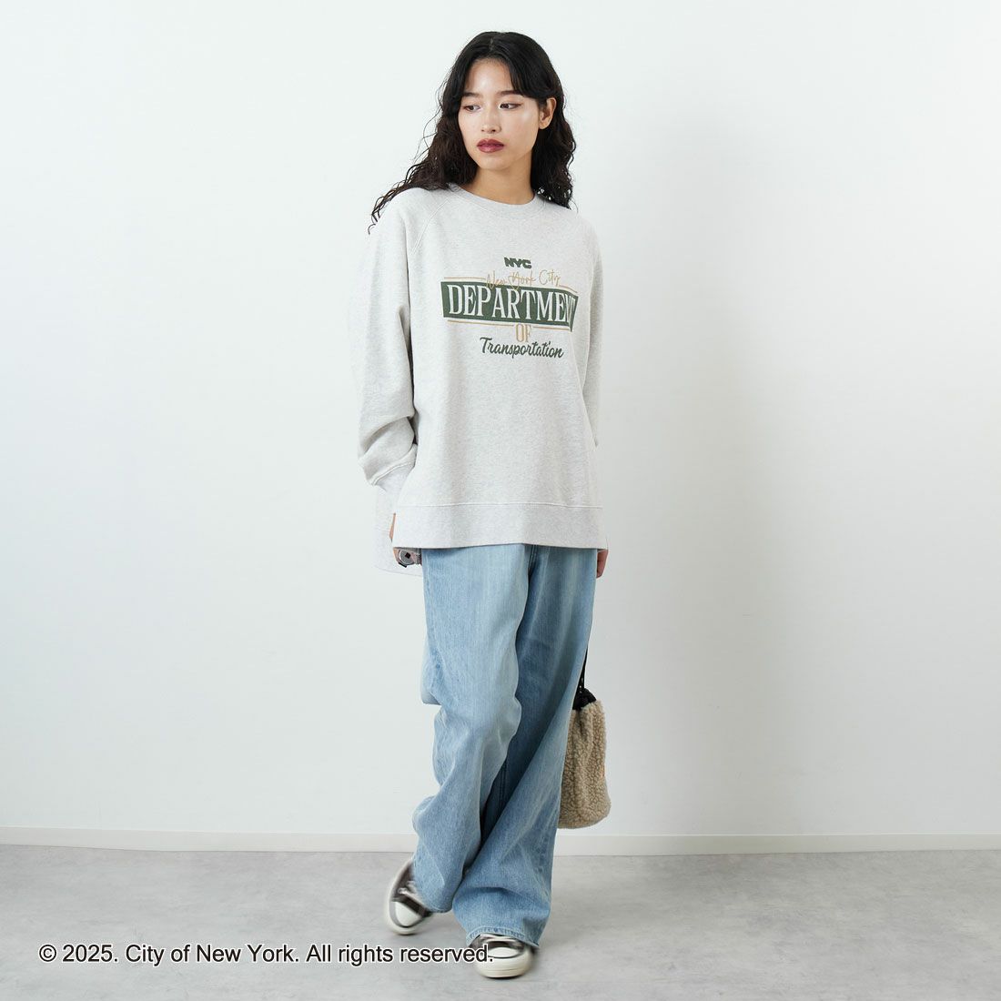 NYC × GOOD ROCK SPEED [エヌワイシー × グッドロックスピード] NYC クルーネックスウェット [25NYC211W] ASH &&モデル身長：162cm 着用サイズ：F&&