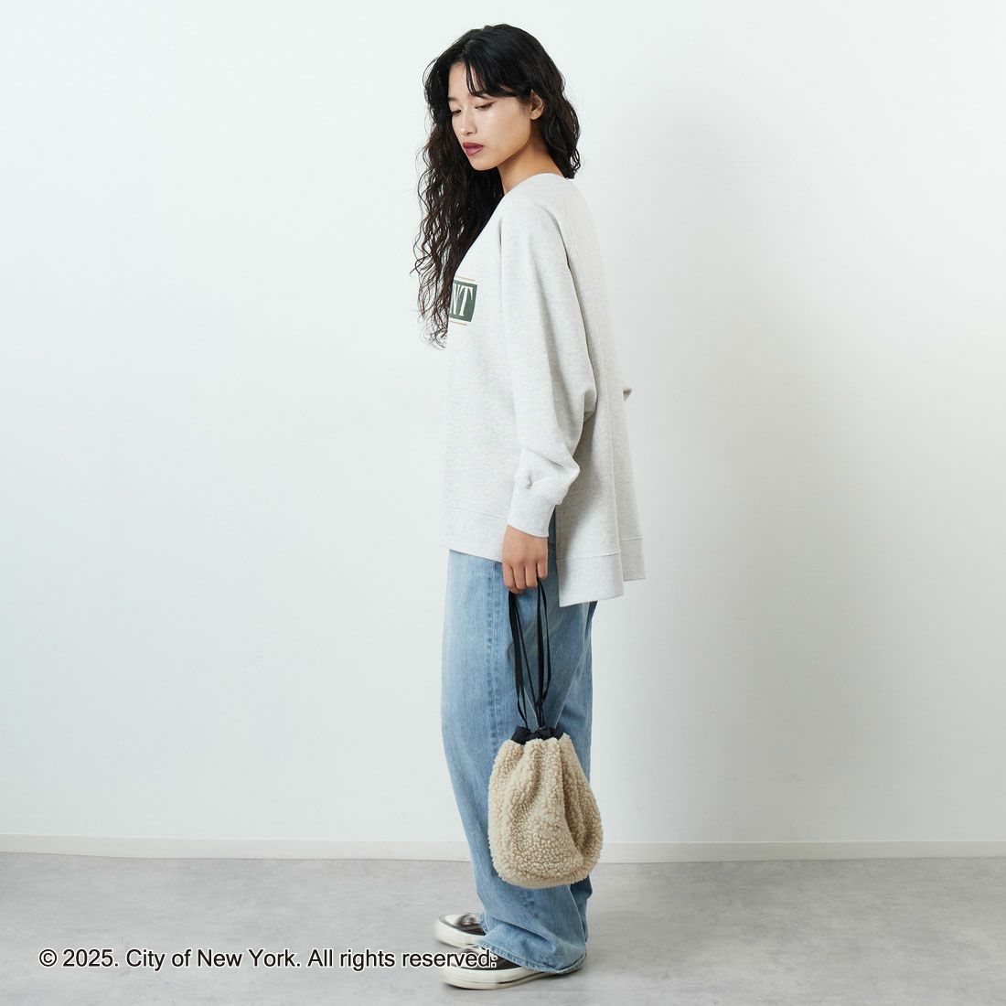 NYC × GOOD ROCK SPEED [エヌワイシー × グッドロックスピード] NYC クルーネックスウェット [25NYC211W] ASH &&モデル身長：162cm 着用サイズ：F&&