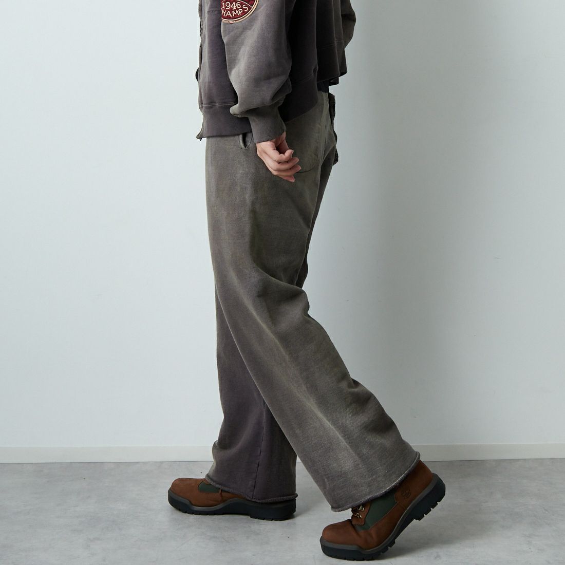 BOW WOW [バウワウ] ダーティースウェットパンツ [BW252-DSP] AGED BROWN &&モデル身長：179cm 着用サイズ：L&&