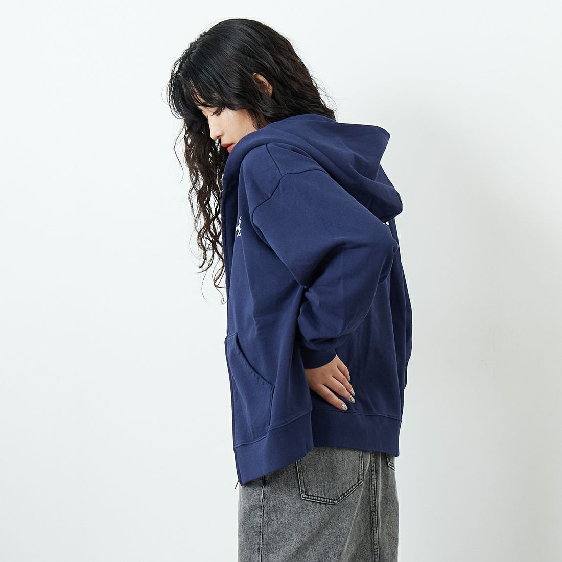 Sporty&Rich [スポーティアンドリッチ] インターナショナルジップフーディ [ST08865264] D.NAVY &&モデル身長：162cm 着用サイズ：S&&