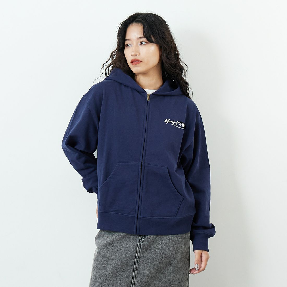 Sporty&Rich [スポーティアンドリッチ] インターナショナルジップフーディ [ST08865264] D.NAVY &&モデル身長：162cm 着用サイズ：S&&