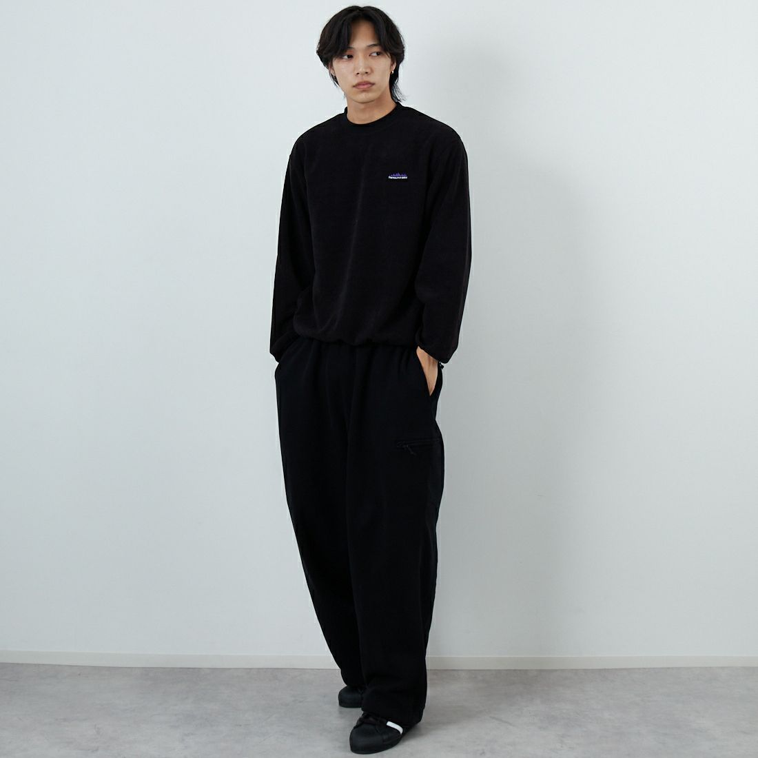 THOUSAND MILE [サウザンド マイル] ニットフリースクルーネックプルオーバー [TM252KF00140] 09 BLACK &&モデル身長：179cm 着用サイズ：M&&