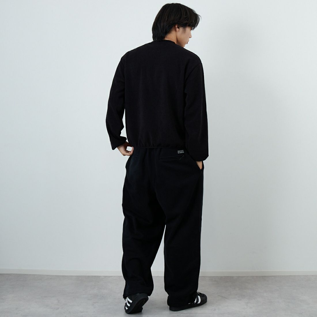 THOUSAND MILE [サウザンド マイル] ニットフリースクルーネックプルオーバー [TM252KF00140] 09 BLACK &&モデル身長：179cm 着用サイズ：M&&