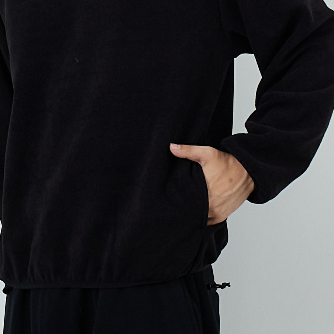 THOUSAND MILE [サウザンド マイル] ニットフリースクルーネックプルオーバー [TM252KF00140] 09 BLACK &&モデル身長：179cm 着用サイズ：M&&