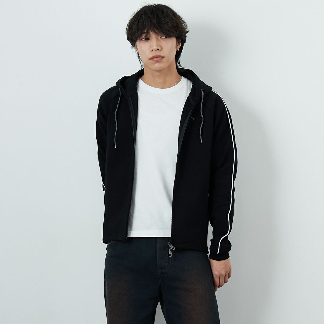 1PIU1UGUALE3 RELAX [ウノ ピゥ ウノ ウグァーレ トレ] パイピングスムースジップパーカー [USO-25114] SN90 BLACK &&モデル身長：179cm 着用サイズ：M&&