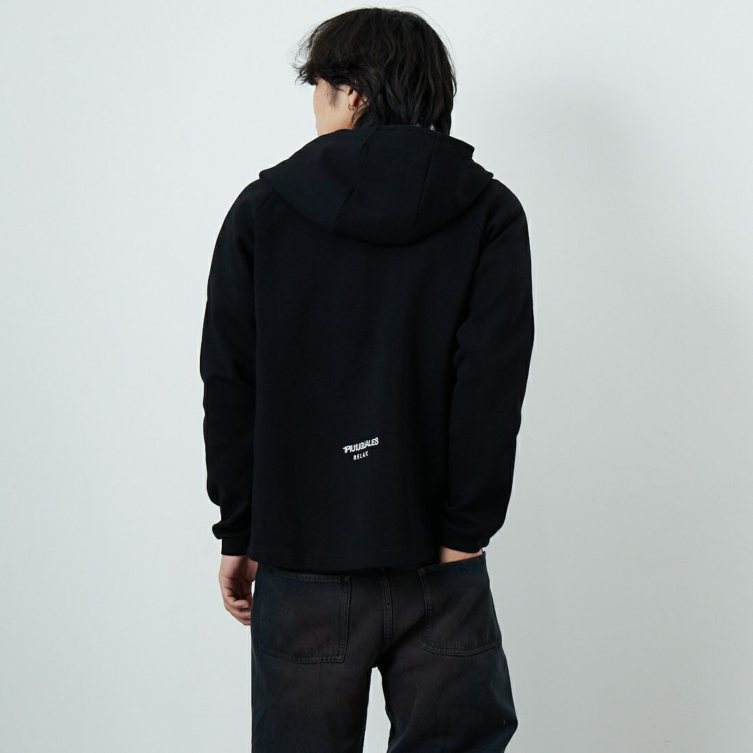 1PIU1UGUALE3 RELAX [ウノ ピゥ ウノ ウグァーレ トレ] パイピングスムースジップパーカー [USO-25114] SN90 BLACK &&モデル身長：179cm 着用サイズ：M&&