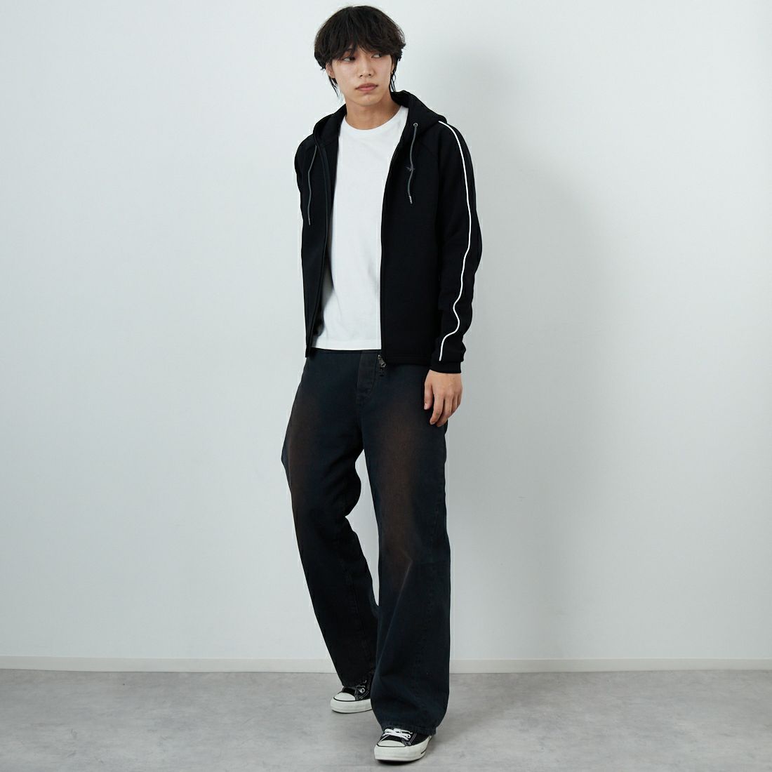 1PIU1UGUALE3 RELAX [ウノ ピゥ ウノ ウグァーレ トレ] パイピングスムースジップパーカー [USO-25114] SN90 BLACK &&モデル身長：179cm 着用サイズ：M&&