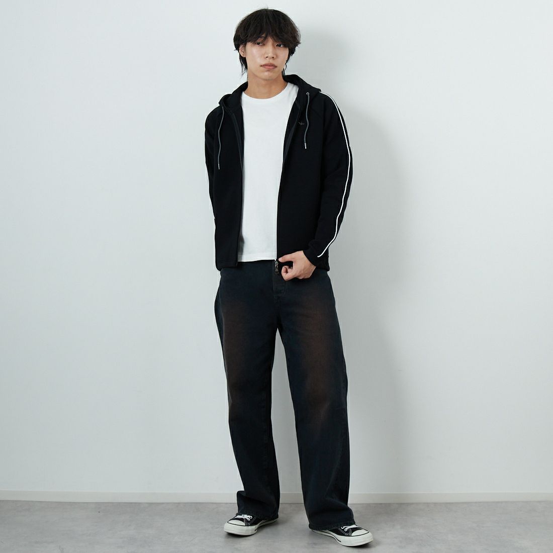 1PIU1UGUALE3 RELAX [ウノ ピゥ ウノ ウグァーレ トレ] パイピングスムースジップパーカー [USO-25114] SN90 BLACK &&モデル身長：179cm 着用サイズ：M&&