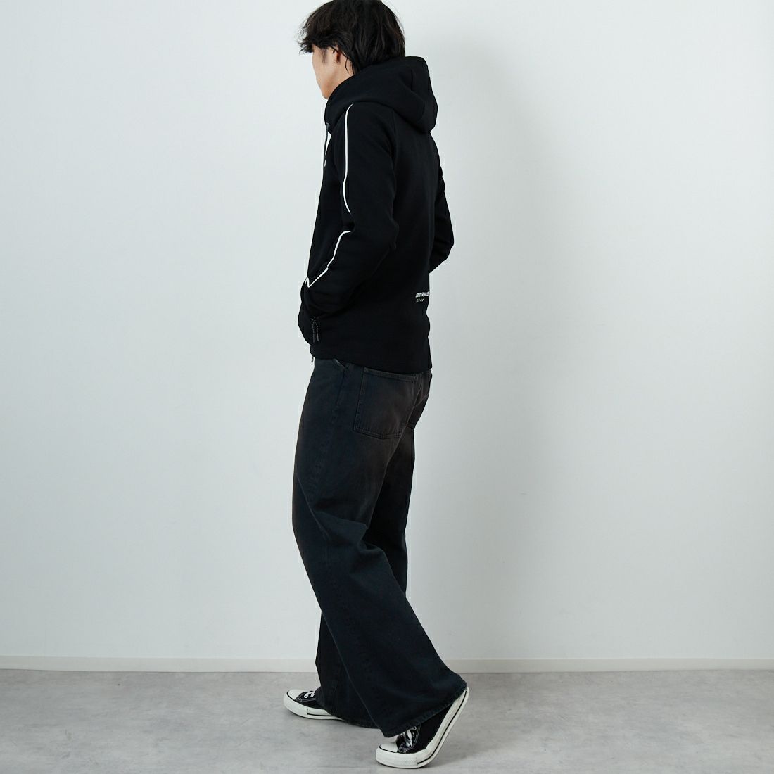 1PIU1UGUALE3 RELAX [ウノ ピゥ ウノ ウグァーレ トレ] パイピングスムースジップパーカー [USO-25114] SN90 BLACK &&モデル身長：179cm 着用サイズ：M&&