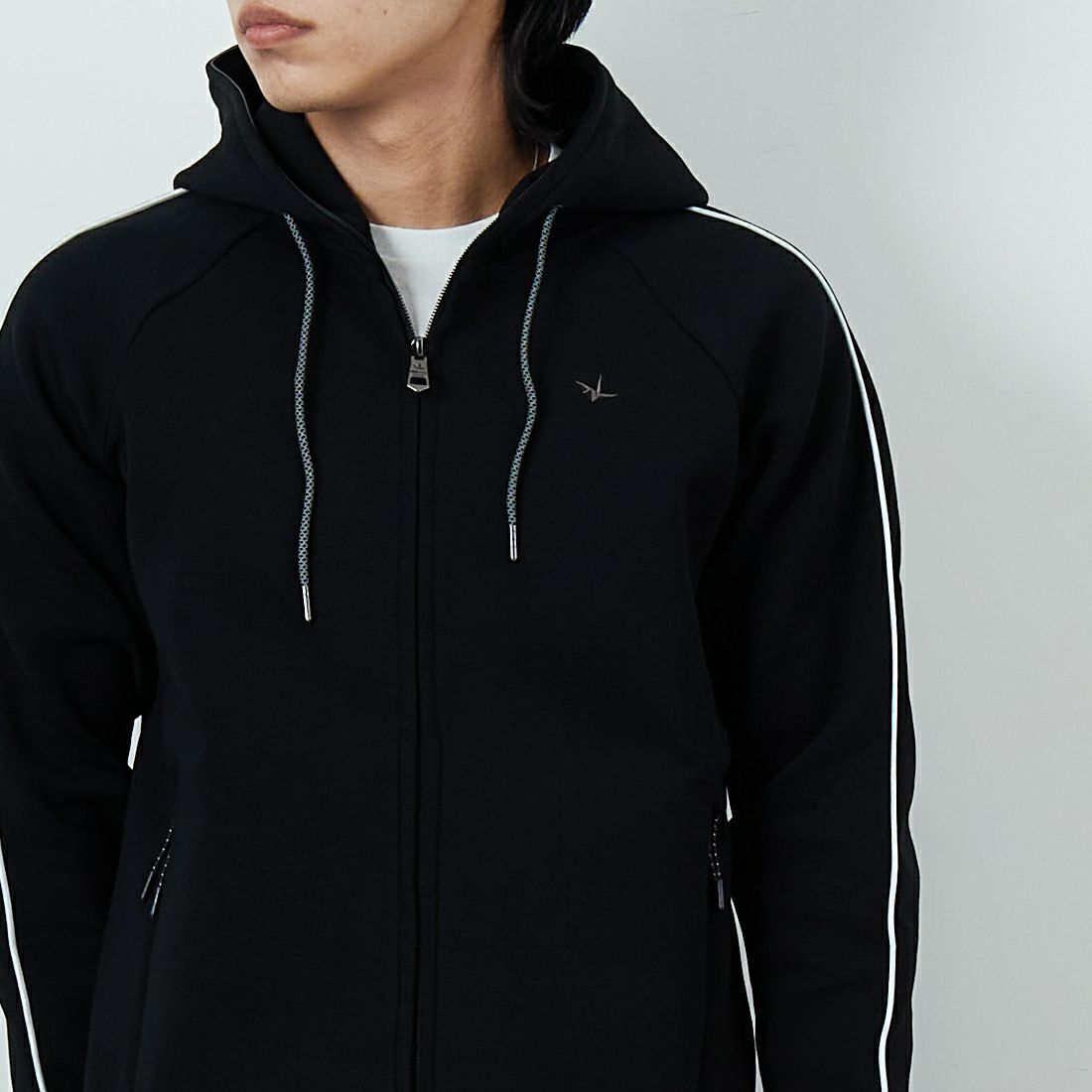 1PIU1UGUALE3 RELAX [ウノ ピゥ ウノ ウグァーレ トレ] パイピングスムースジップパーカー [USO-25114] SN90 BLACK &&モデル身長：179cm 着用サイズ：M&&