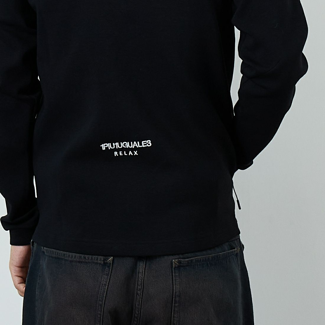 1PIU1UGUALE3 RELAX [ウノ ピゥ ウノ ウグァーレ トレ] パイピングスムースジップパーカー [USO-25114] SN90 BLACK &&モデル身長：179cm 着用サイズ：M&&