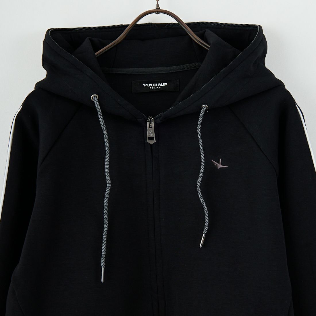 1PIU1UGUALE3 RELAX [ウノ ピゥ ウノ ウグァーレ トレ] パイピングスムースジップパーカー [USO-25114] SN90 BLACK