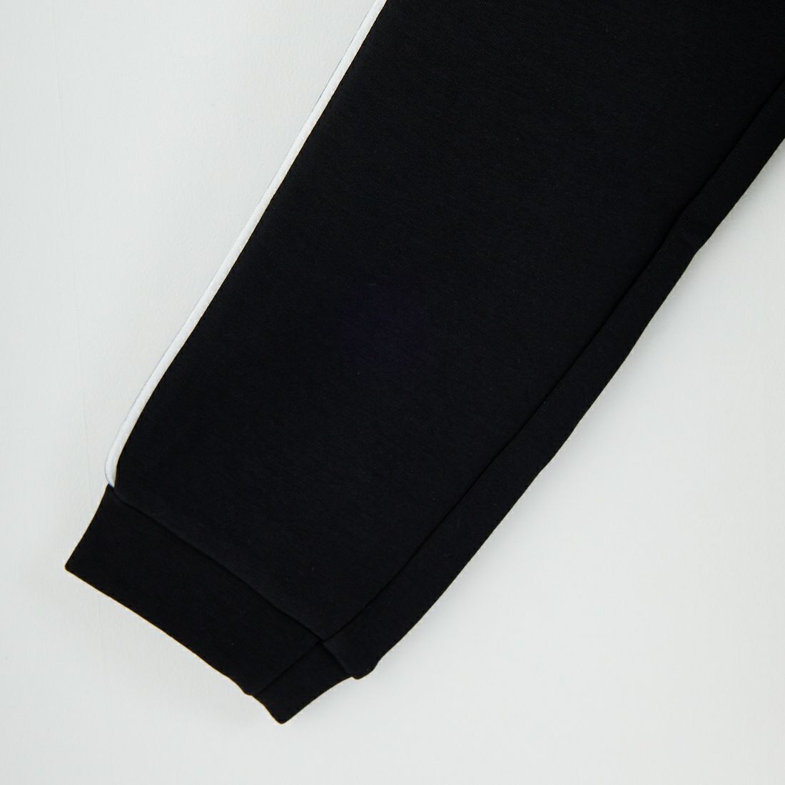 1PIU1UGUALE3 RELAX [ウノ ピゥ ウノ ウグァーレ トレ] パイピングスムースジップパーカー [USO-25114] SN90 BLACK