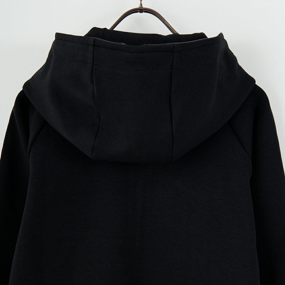 1PIU1UGUALE3 RELAX [ウノ ピゥ ウノ ウグァーレ トレ] パイピングスムースジップパーカー [USO-25114] SN90 BLACK