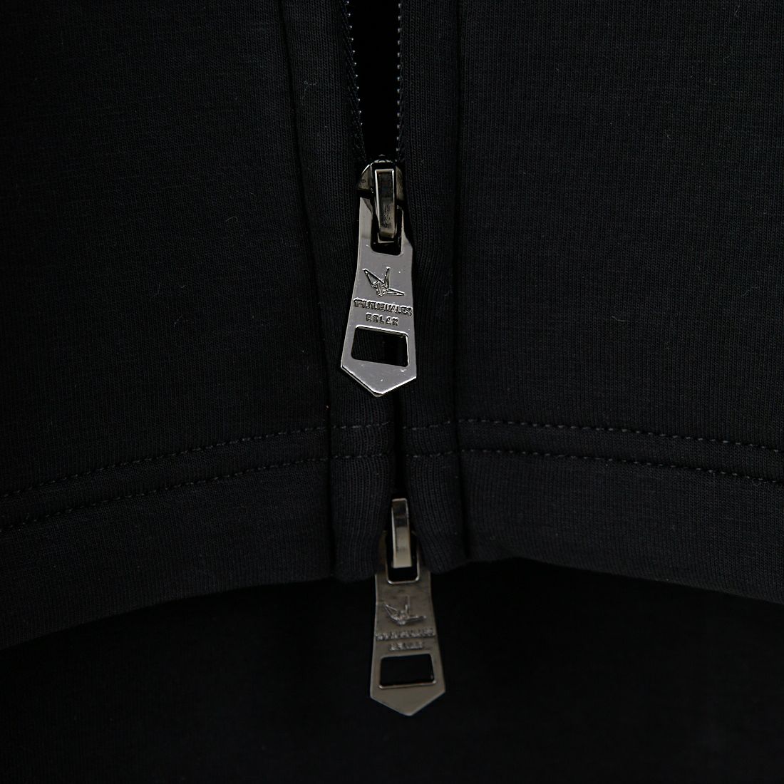 1PIU1UGUALE3 RELAX [ウノ ピゥ ウノ ウグァーレ トレ] パイピングスムースジップパーカー [USO-25114] SN90 BLACK