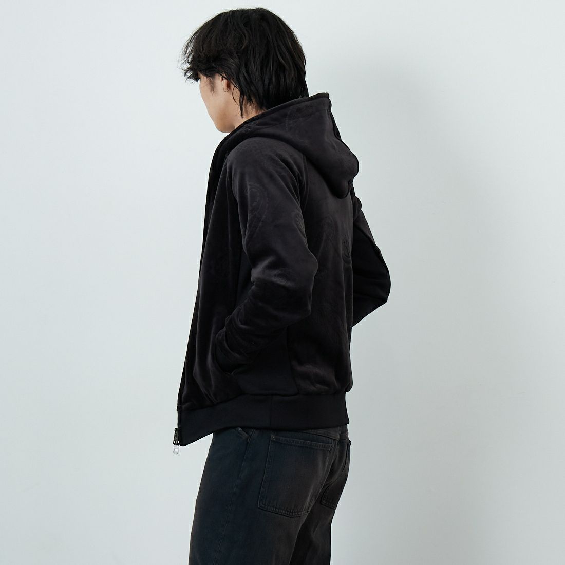 1PIU1UGUALE3 RELAX [ウノ ピゥ ウノ ウグァーレ トレ] ペイズリーベロアジップパーカー [USO-25098] SN90 BLACK &&モデル身長：179cm 着用サイズ：M&&