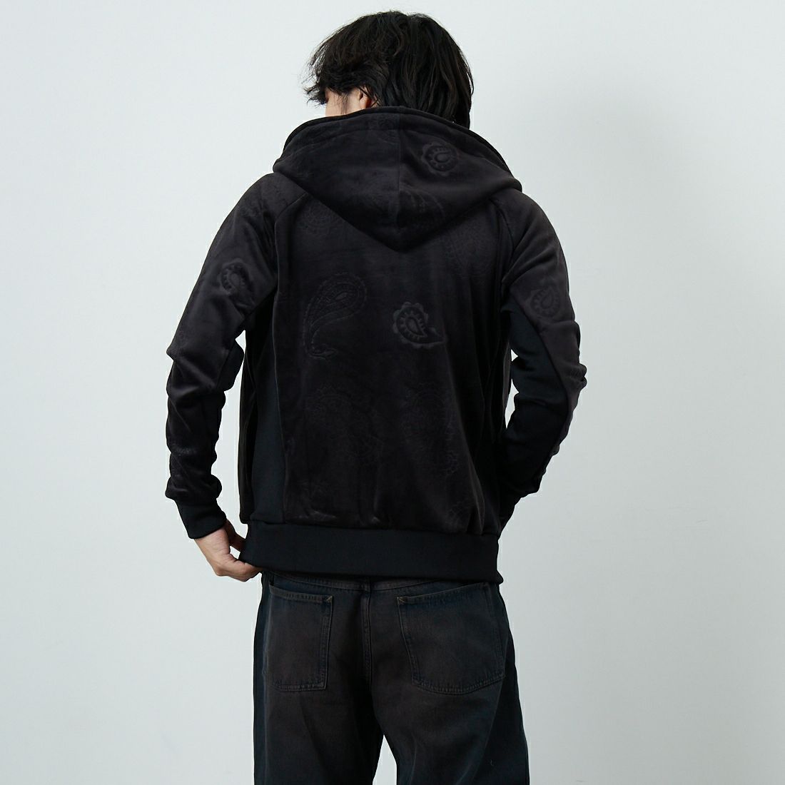 1PIU1UGUALE3 RELAX [ウノ ピゥ ウノ ウグァーレ トレ] ペイズリーベロアジップパーカー [USO-25098] SN90 BLACK &&モデル身長：179cm 着用サイズ：M&&