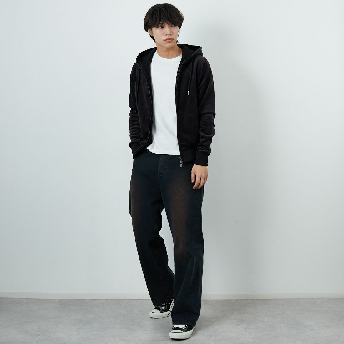 1PIU1UGUALE3 RELAX [ウノ ピゥ ウノ ウグァーレ トレ] ペイズリーベロアジップパーカー [USO-25098] SN90 BLACK &&モデル身長：179cm 着用サイズ：M&&