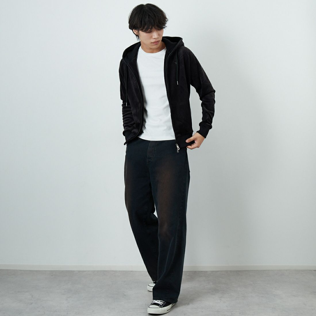 1PIU1UGUALE3 RELAX [ウノ ピゥ ウノ ウグァーレ トレ] ペイズリーベロアジップパーカー [USO-25098] SN90 BLACK &&モデル身長：179cm 着用サイズ：M&&