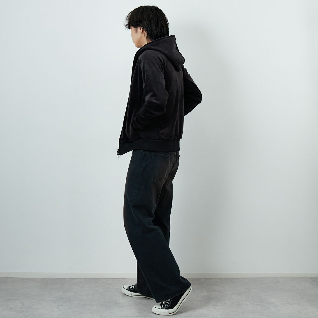 1PIU1UGUALE3 RELAX [ウノ ピゥ ウノ ウグァーレ トレ] ペイズリーベロアジップパーカー [USO-25098] SN90 BLACK &&モデル身長：179cm 着用サイズ：M&&