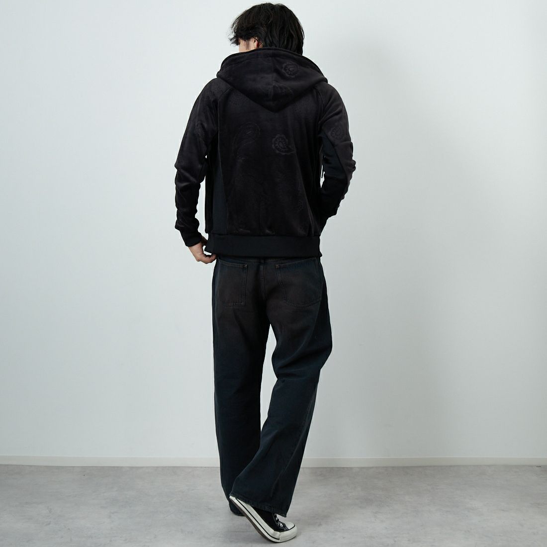 1PIU1UGUALE3 RELAX [ウノ ピゥ ウノ ウグァーレ トレ] ペイズリーベロアジップパーカー [USO-25098] SN90 BLACK &&モデル身長：179cm 着用サイズ：M&&