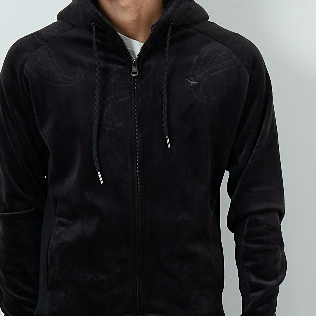 1PIU1UGUALE3 RELAX [ウノ ピゥ ウノ ウグァーレ トレ] ペイズリーベロアジップパーカー [USO-25098] SN90 BLACK &&モデル身長：179cm 着用サイズ：M&&