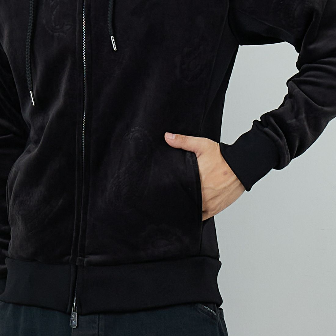 1PIU1UGUALE3 RELAX [ウノ ピゥ ウノ ウグァーレ トレ] ペイズリーベロアジップパーカー [USO-25098] SN90 BLACK &&モデル身長：179cm 着用サイズ：M&&