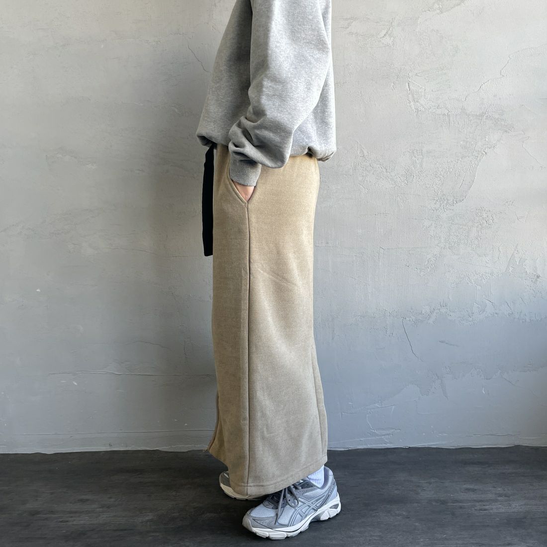 THOUSAND MILE [サウザンド マイル] ニットフリース フロントジップスカート [TM252KF00202] 23 SAND BE &&モデル身長：158cm 着用サイズ：F&&