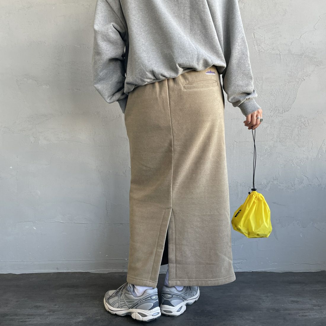 THOUSAND MILE [サウザンド マイル] ニットフリース フロントジップスカート [TM252KF00202] 23 SAND BE &&モデル身長：158cm 着用サイズ：F&&