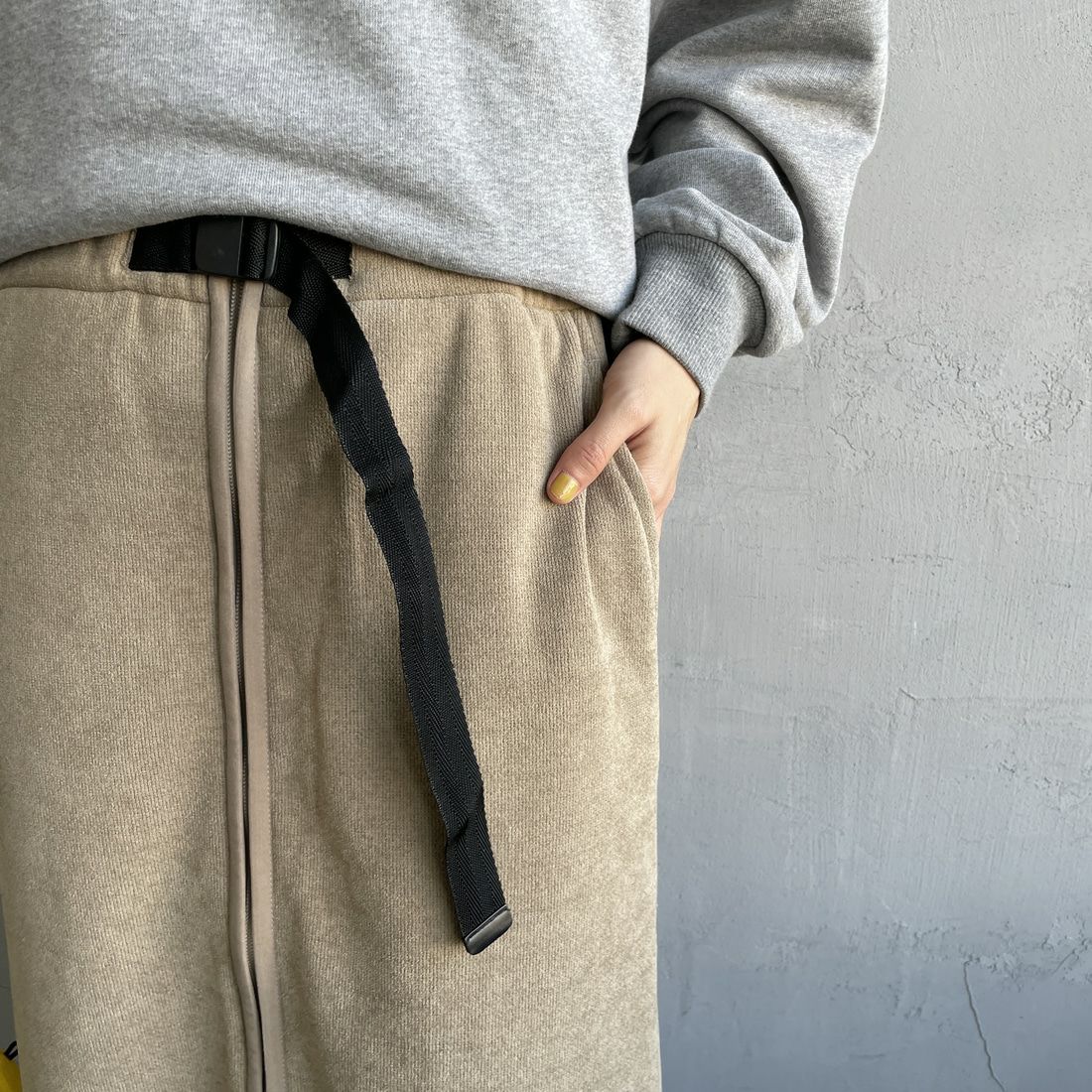 THOUSAND MILE [サウザンド マイル] ニットフリース フロントジップスカート [TM252KF00202] 23 SAND BE &&モデル身長：158cm 着用サイズ：F&&