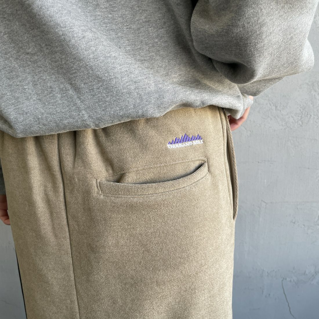 THOUSAND MILE [サウザンド マイル] ニットフリース フロントジップスカート [TM252KF00202] 23 SAND BE &&モデル身長：158cm 着用サイズ：F&&