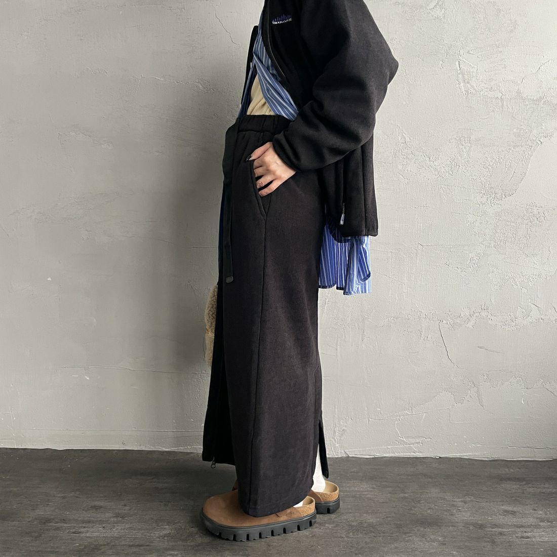 THOUSAND MILE [サウザンド マイル] ニットフリース フロントジップスカート [TM252KF00202] 09 BLACK &&モデル身長：150cm 着用サイズ：F&&