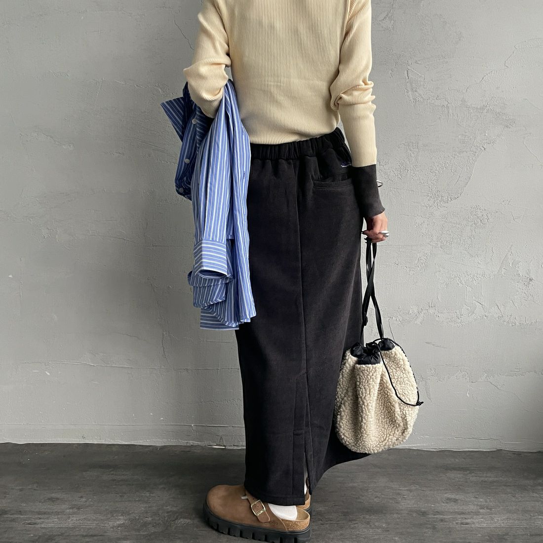 THOUSAND MILE [サウザンド マイル] ニットフリース フロントジップスカート [TM252KF00202] 09 BLACK &&モデル身長：150cm 着用サイズ：F&&