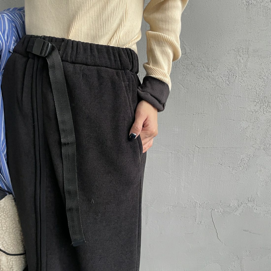 THOUSAND MILE [サウザンド マイル] ニットフリース フロントジップスカート [TM252KF00202] 09 BLACK &&モデル身長：150cm 着用サイズ：F&&