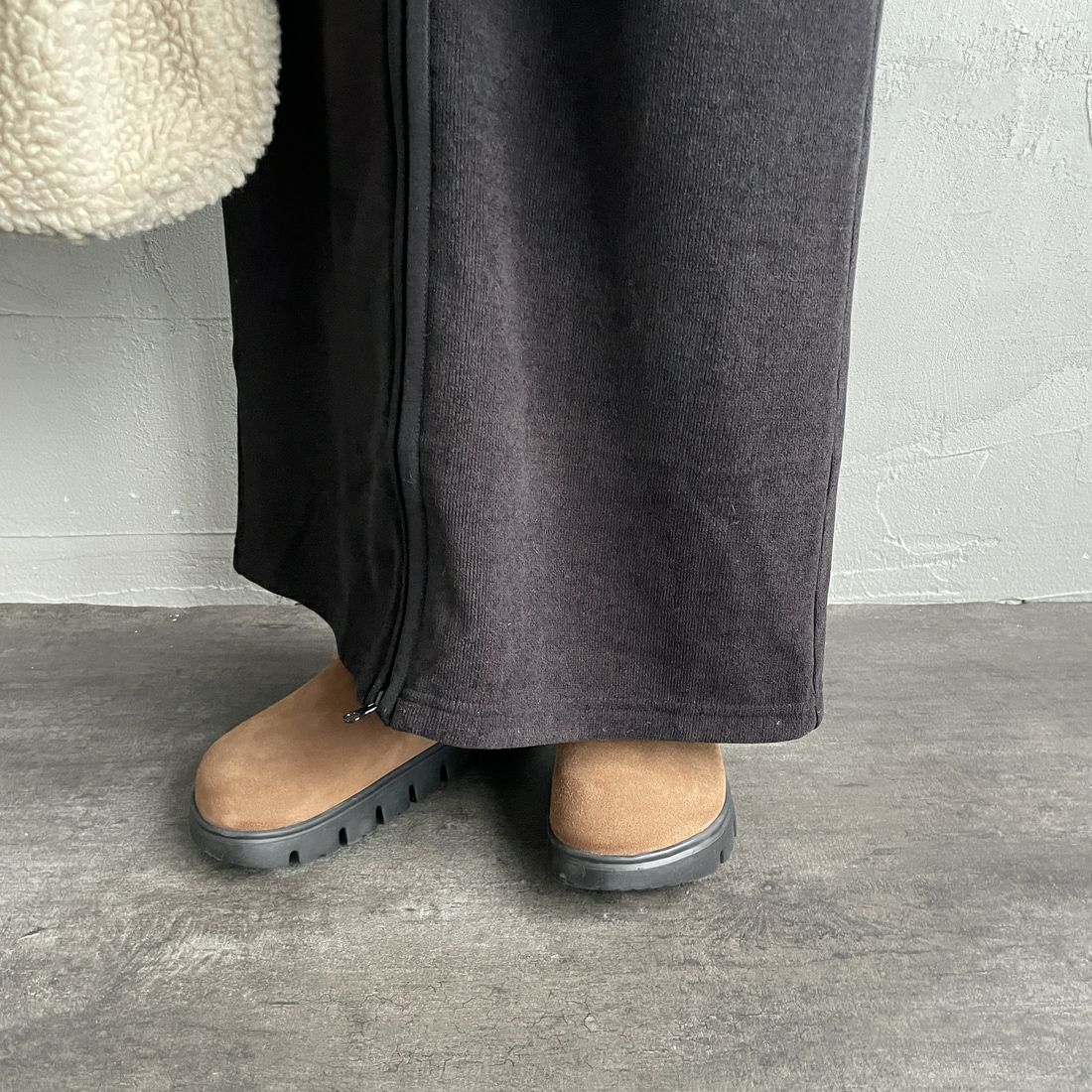 THOUSAND MILE [サウザンド マイル] ニットフリース フロントジップスカート [TM252KF00202] 09 BLACK &&モデル身長：150cm 着用サイズ：F&&