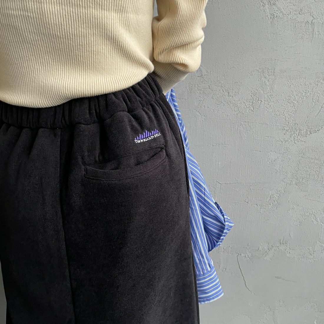 THOUSAND MILE [サウザンド マイル] ニットフリース フロントジップスカート [TM252KF00202] 09 BLACK &&モデル身長：150cm 着用サイズ：F&&