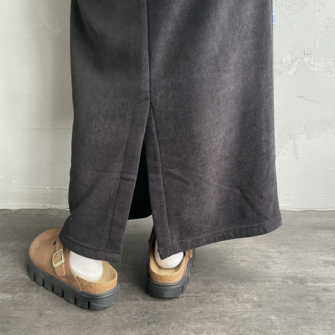 THOUSAND MILE [サウザンド マイル] ニットフリース フロントジップスカート [TM252KF00202] 09 BLACK &&モデル身長：150cm 着用サイズ：F&&