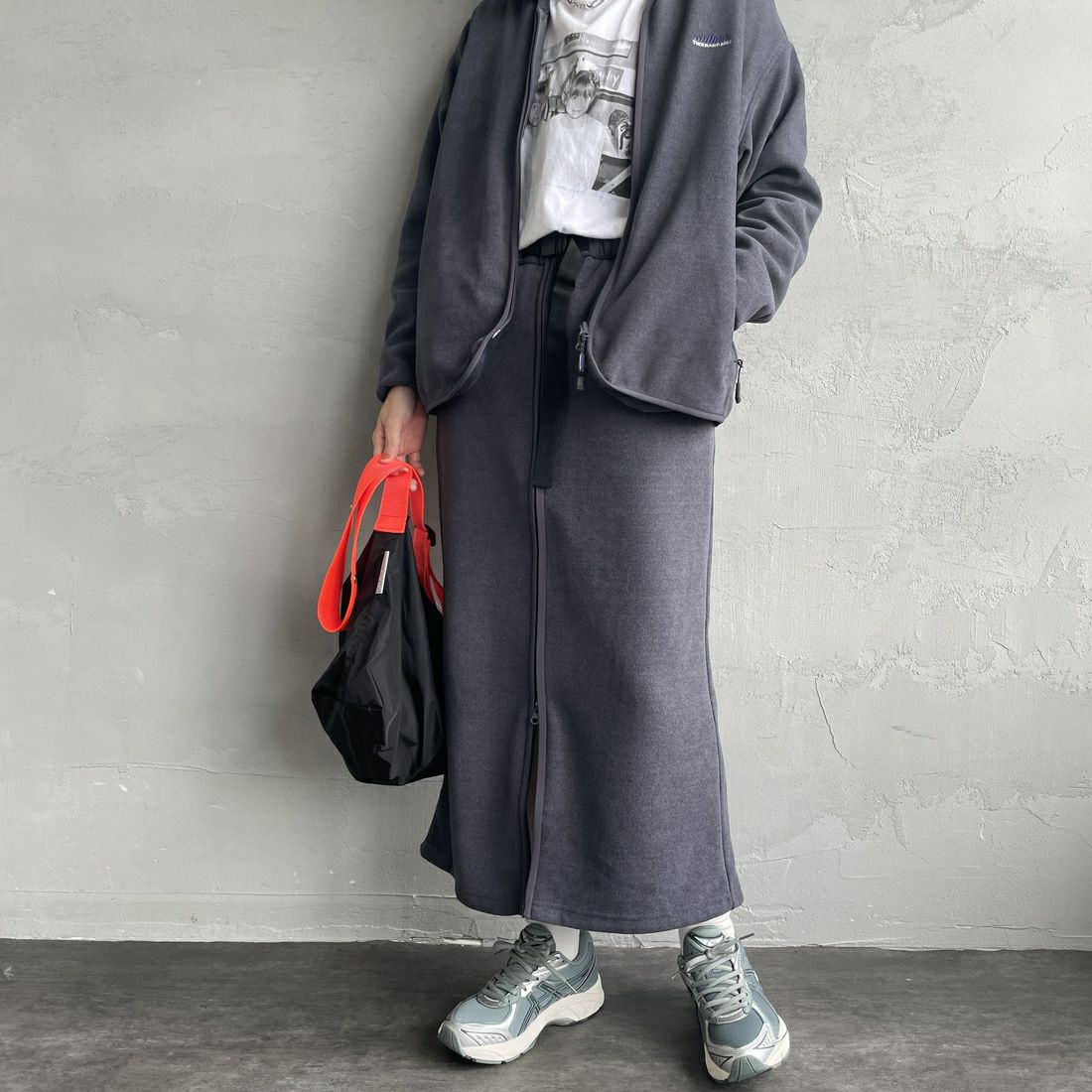 THOUSAND MILE [サウザンド マイル] ニットフリース フロントジップスカート [TM252KF00202] 19 CHARCOA &&モデル身長：160cm 着用サイズ：F&&