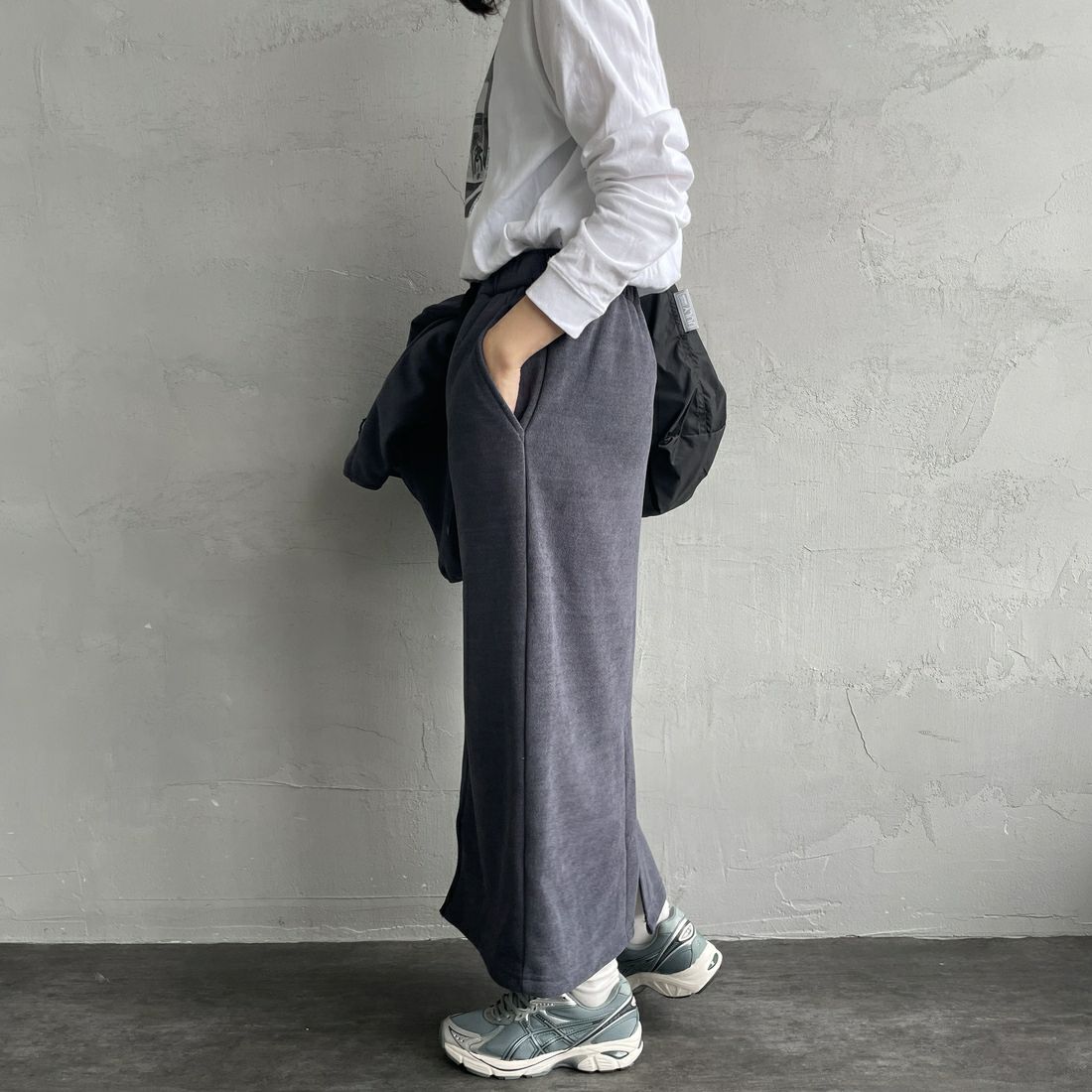 THOUSAND MILE [サウザンド マイル] ニットフリース フロントジップスカート [TM252KF00202] 19 CHARCOA &&モデル身長：160cm 着用サイズ：F&&